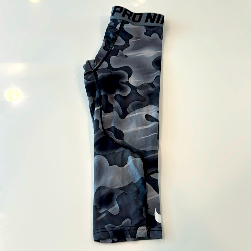 Nike Pro 3/4 length camo tights size L